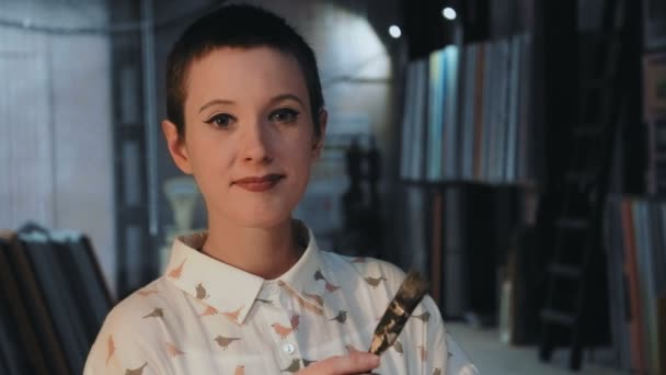 Retrato de una joven artista en su taller de loft — Vídeos de Stock