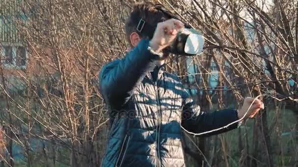 Niño pequeño con auriculares de realidad virtual en el patio trasero de su casa — Vídeos de Stock