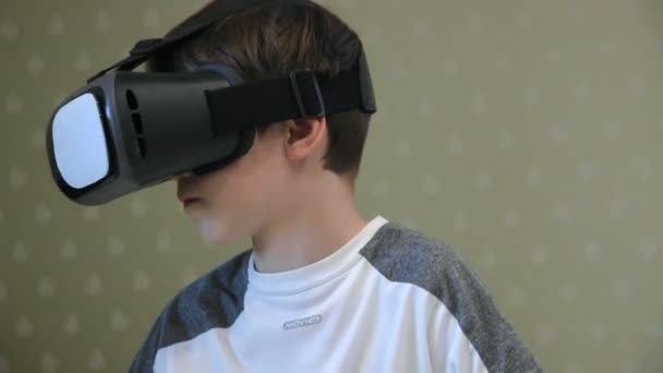 Petit garçon portant un casque de réalité vitrale — Video
