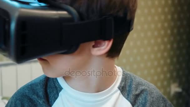 Menino equitação motocicleta vestindo realidade virtual headset — Vídeo de Stock