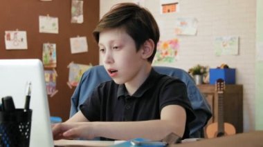 Kompozisyon okul için ödev yapmak onun odasında şirin küçük çocuk