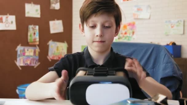 Χαριτωμένο μικρό αγόρι Βάλτε στο σετ κεφαλής εικονικής πραγματικότητας και διερευνά ψηφιακό κόσμο — Αρχείο Βίντεο