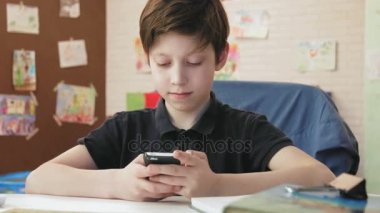 Sosyal ağ smartphone kullanarak sevimli küçük çocuk manifatura