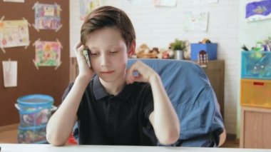 Sevimli küçük çocuk annesi ile Evet