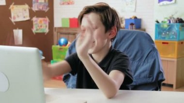 Klavyede yazarak dizüstü bilgisayar ile eğlenmeyi şirin küçük çocuk