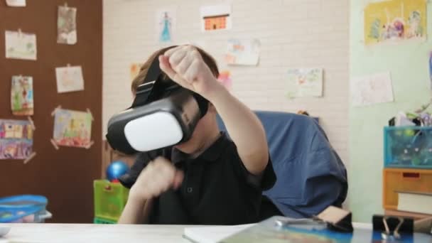 Söt liten pojke spelar racingspel använder virtuell verklighet headset — Stockvideo