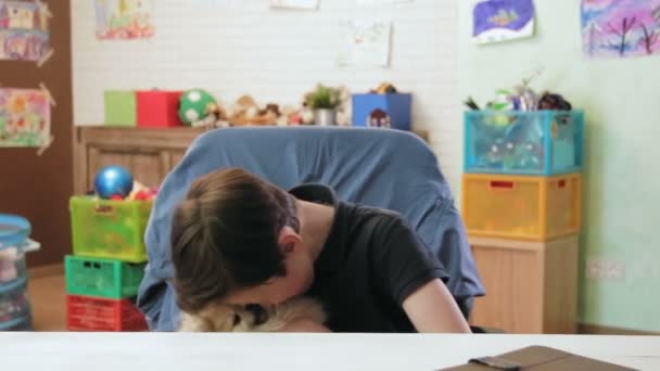 Söt liten pojke leker med sin lilla hund som visar sin kärlek — Stockvideo