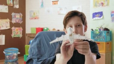 Sevimli çocuk oyuncak uçak ile oynamak