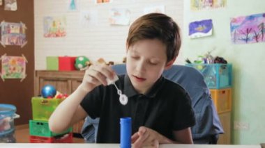 Sevimli çocuk üfleme kabarcıklar ve onları yakalamaya çalışır