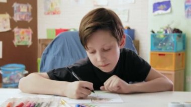 Sevimli çocuk ailesini resmini Keçeli Kalemler ile çizer.