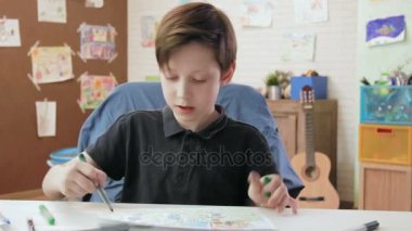 Onun aile kameraya bakarak yakışıklı gösteren resim