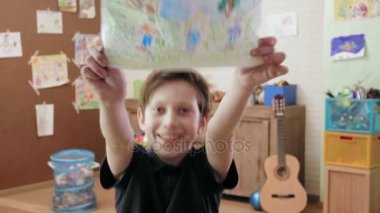 Onun aile kameraya bakarak mutlu yakışıklı gösteren resim