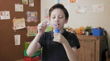Sevimli çocuk kabarcıklar eğleniyor üfleme