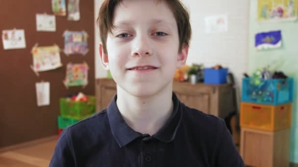 카메라를 찾고 가상 현실 헤드셋을 주는 귀여운 소년 — 비디오