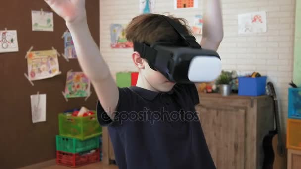 Mignon garçon experinces monde béatifique en utilisant un casque de réalité virtuelle — Video