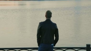 Adam su gölette arayan yalnız