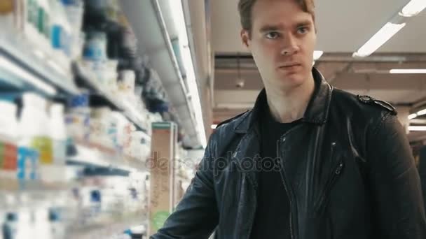 Mladý muž výdeje mlékárny v supermarketu — Stock video