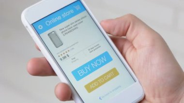 Smartphone durumda cep telefonu kullanarak çevrimiçi mağaza uygulaması için ödeme