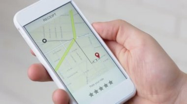Bill için taksi yolculuğu beş yıldız derecelendirme bir smarthpne uygulaması