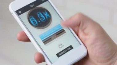 Adam taksi emir ve smartphone uygulama kullanarak binmek için yüksek oranları kabul eder