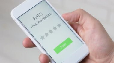 Adam verir beş yıldız Smartphone uygulama kullanarak değerlendirme