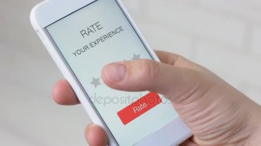 Adam akıllı telefon uygulama kullanarak bir yıldız beğenilme