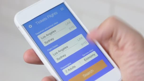 Smartphone uygulama kullanarak rezervasyon uçak bileti — Stok video