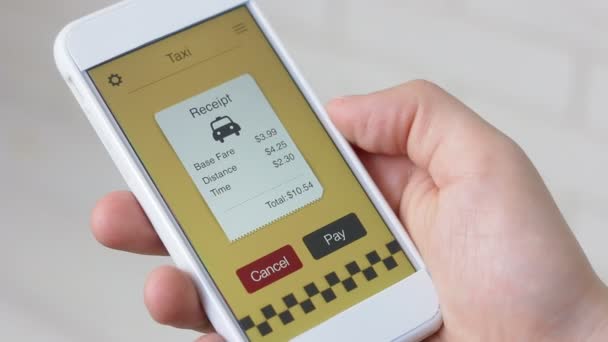 Betala för taxi ride bill använder smartphone applikation — Stockvideo