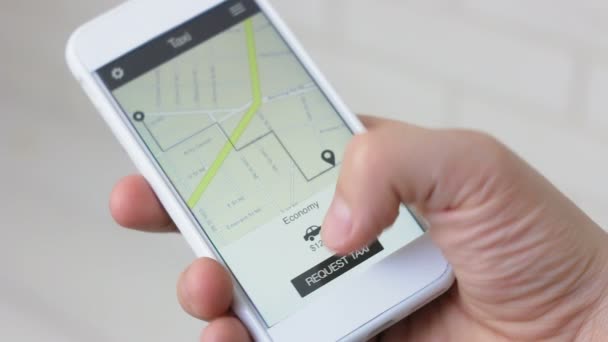 L'uomo cancella l'ordine di taxi a causa delle tariffe elevate utilizzando l'applicazione smartphone — Video Stock
