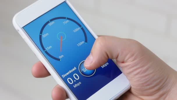 Testando a velocidade da internet usando o aplicativo smartphone - conexão rápida — Vídeo de Stock
