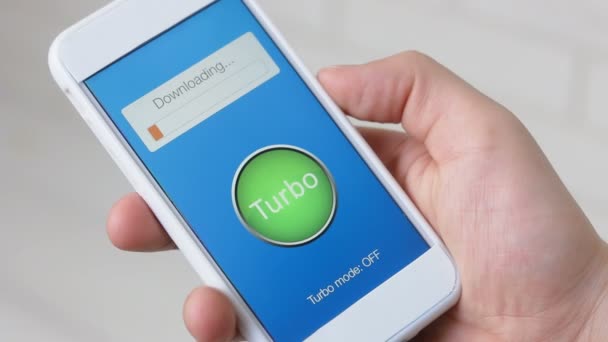 Attivazione della modalità turbo sull'applicazione smartphone per una velocità internet veloce — Video Stock