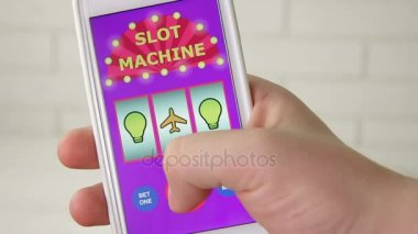 Smartphone online casino slot makinesi oyunu oynarken