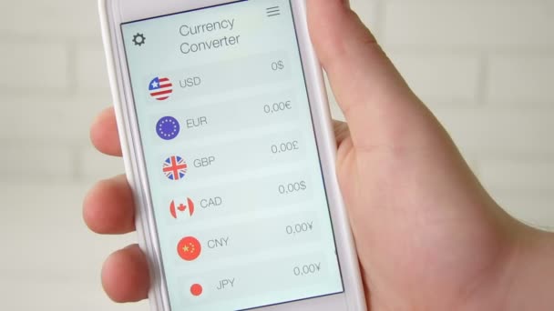 Utilizzando app convertitore di valuta sullo smartphone — Video Stock