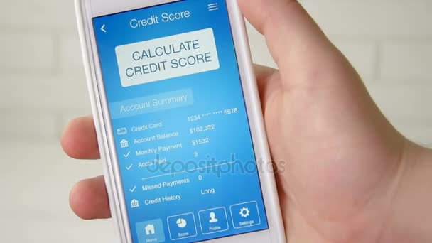 Comprobación de la puntuación de crédito en el teléfono inteligente utilizando la aplicación. El resultado es NO CREDIT SCORE — Vídeos de Stock