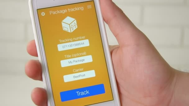 Man probeert te volgen zijn pakket met behulp van smartphone-applicatie, maar de verzending wordt geannuleerd. — Stockvideo