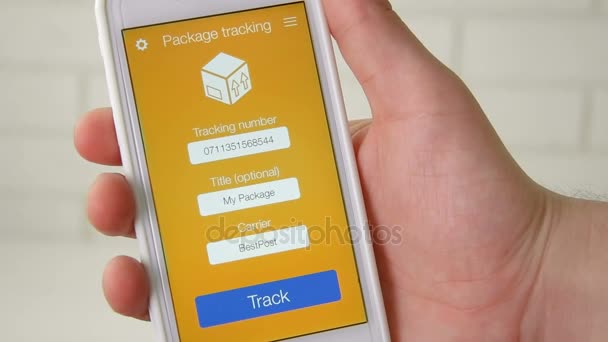 Man tracks zijn pakket met behulp van smartphone applicatie — Stockvideo