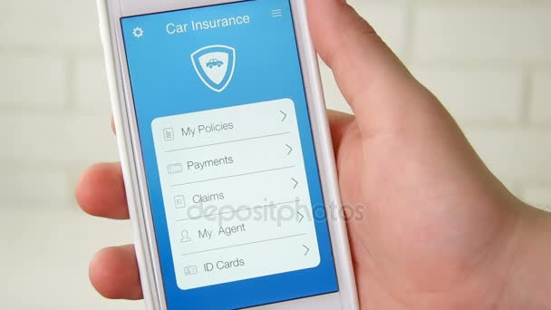 Pagamento de conta de seguro de carro usando aplicativo smartphone — Vídeo de Stock