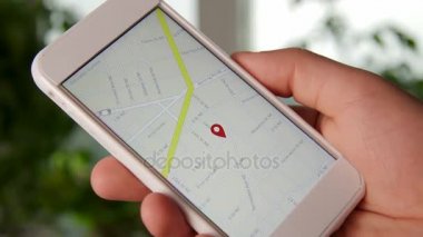 Uygulama paylaşımı araba arabirimi. Adam onun yolcu almaya geldi. Smartphone uygulama kullanan adam