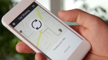 Adam araba araba Smartphone Uygulama Paylaşımı kullanarak istek ve sürücü için bekler