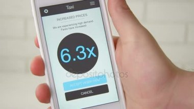 Adam taksi emir ve smartphone uygulama kullanarak binmek için yüksek oranları kabul eder