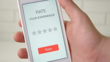 Adam akıllı telefon uygulama kullanarak bir yıldız beğenilme