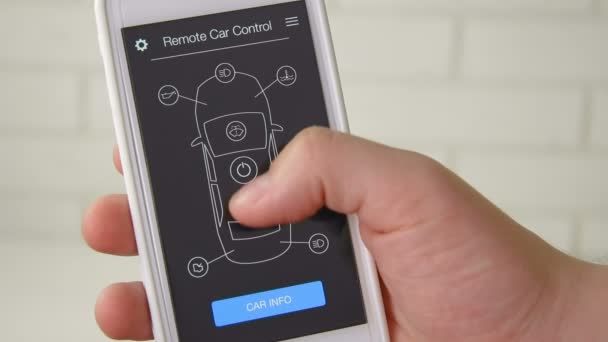 Człowiek zdalnie blokuje swój samochód za pomocą swojego urządzenia mobilnego. Samochód pilot zdalnego sterowania przy użyciu interfejsu fikcyjna aplikacji smartphone. — Wideo stockowe