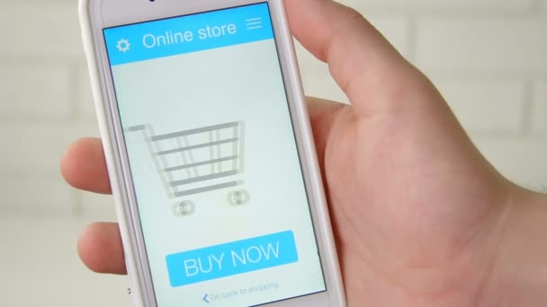 Compra de bens na loja online usando aplicativo de smartphone — Vídeo de Stock