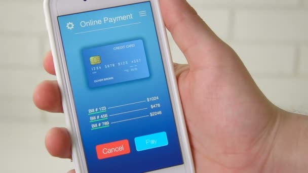 Płacenia za rachunki z karty kredytowej za pomocą aplikacji na smartfony — Wideo stockowe