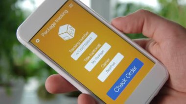 Adam onun paket smartphone uygulama kullanarak izler. Sipariş teslim.