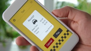 Smartphone uygulama kullanarak taksi yolculuğu fatura için ödeme