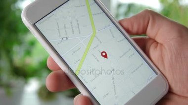 Taksi şoförü akıllı telefon uygulama arabirimi üzerinde geldi