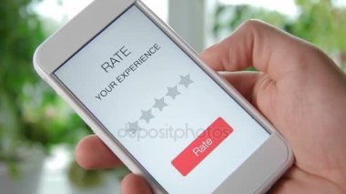 Adam akıllı telefon uygulama kullanarak bir yıldız beğenilme