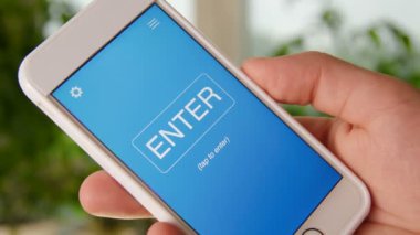 SEO kavramı uygulama smartphone. Adam hareket eden app kullanır.