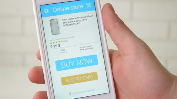 Betala för smartphone fall i online store-program med hjälp av mobiltelefon — Stockvideo